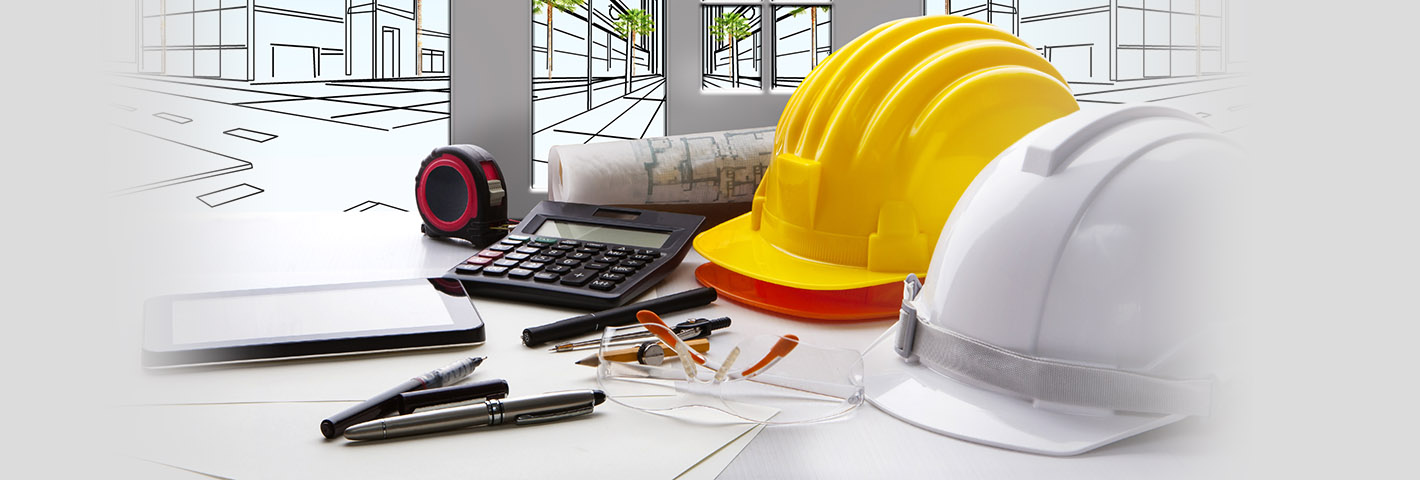 plan et casques de chantier